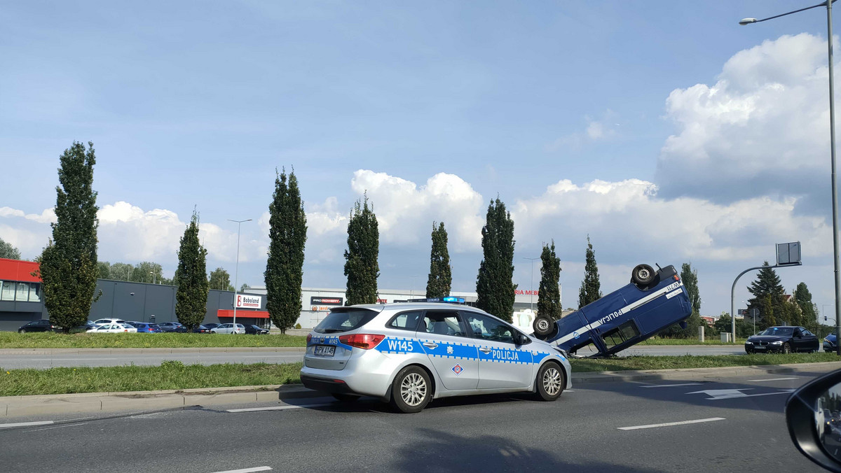 Policjanci jechali na interwencję. Radiowóz dachował