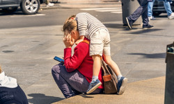 Ten gest ręki może uratować życie twojego dziecka. Koniecznie go naucz