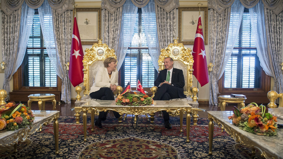 Podróż kanclerz Angeli Merkel do Turcji i jej zabiegi o poparcie tureckich władz dla rozwiązania kryzysu migranckiego podzieliły media. Część komentatorów oceniła wizytę jako właściwy krok, inni zarzucają kanclerz pomoc wyborczą dla "sułtana Erdogana".