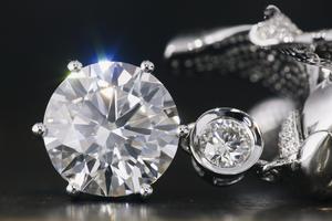 Diamentowa biżuteria. Czy popyt na inwestowanie w diamenty to właściwy krok w dobie inflacji