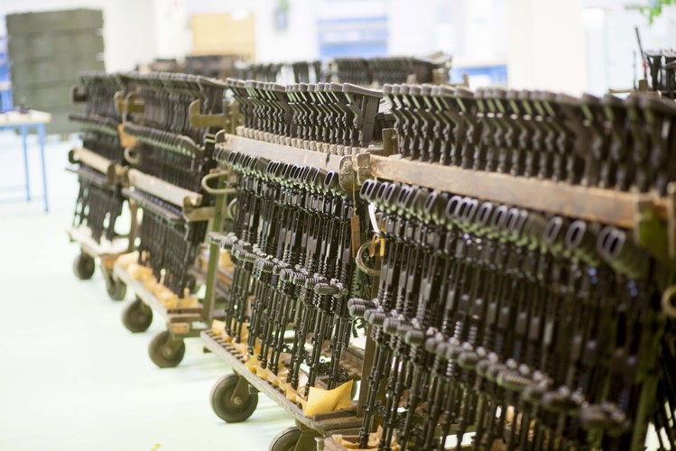 Zwiedzający fabrykę mogli zobaczyć gotowe karabiny, które były ustawione na stojakach w ilości około tysiąca sztuk.<br><br> (cat) PAP/Michał Walczak