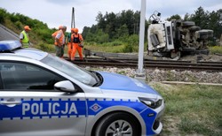 Ciężarówka zderzyła się z pociągiem. Kierowca auta zginął na miejscu