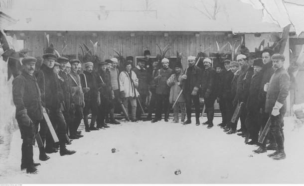 Narciarze przed pogrzebem kompozytora i taternika Mieczysława Karłowicza, Zakopane, luty 1909 r.