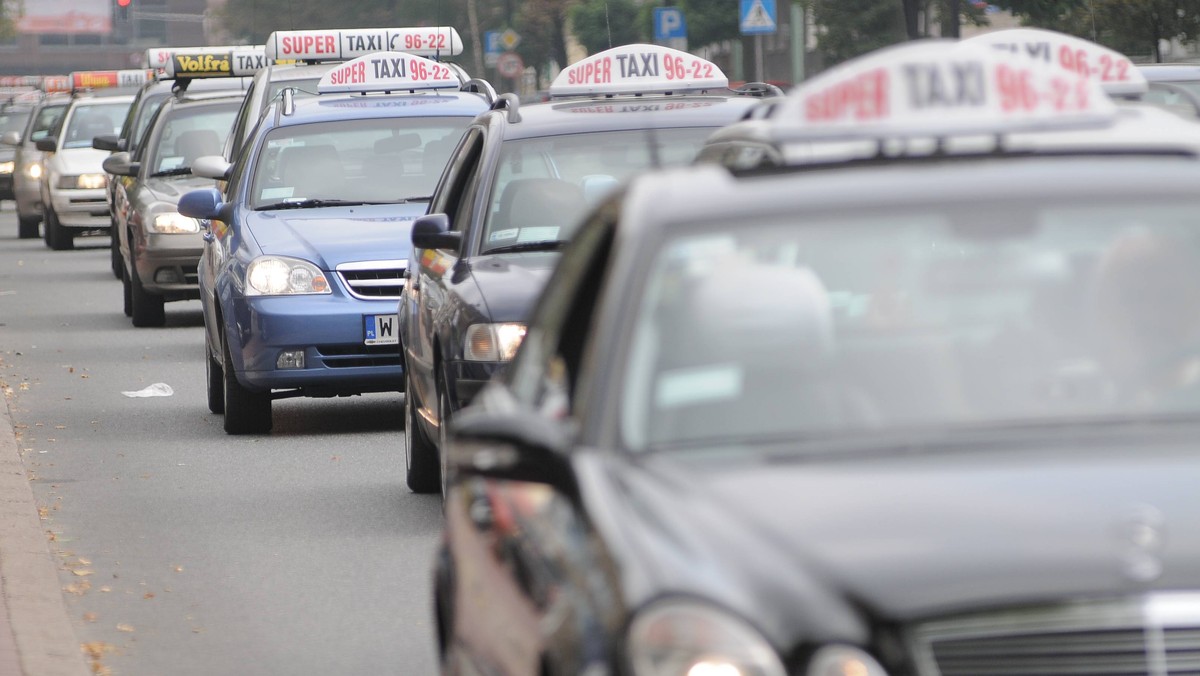 Stołeczna komisja bezpieczeństwa i porządku publicznego ma dziś zająć się sprawą ustalania urzędowych cen za przejazd taksówkami. Podwyżki m.in. opłaty początkowej domagają się taksówkarze. Od wyników rozmów uzależniają zapowiadany na jutro protest.