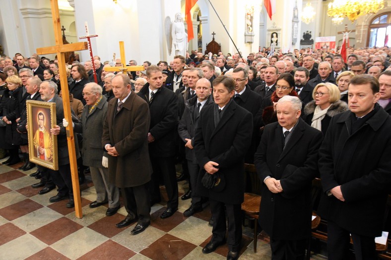 Jarosław Kaczyński i posłowie PiS podczas mszy w trzecią rocznicę katastrofy smoleńskiej