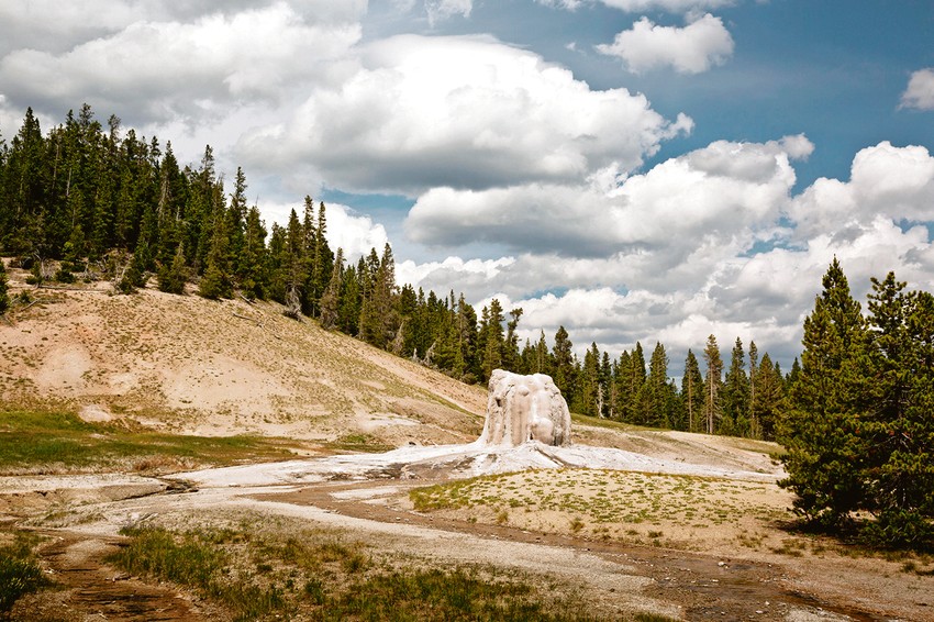 Jeloustoun se prostire na tri savezne američke države