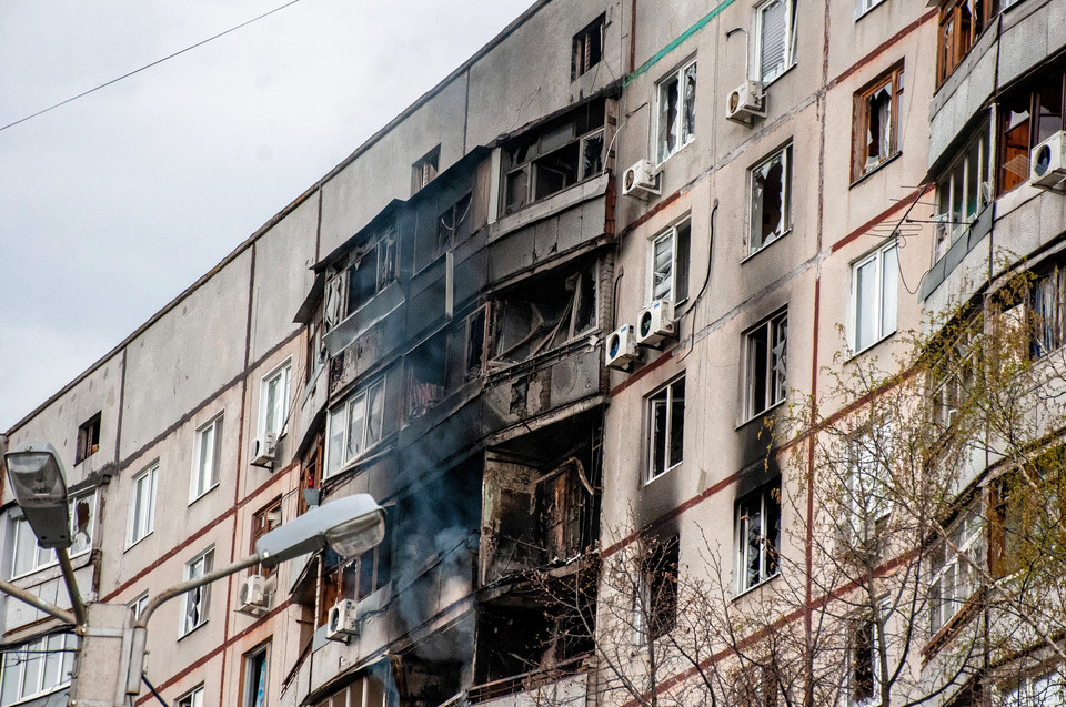 Zniszczenia po ostrzale budynku mieszkalnego w Charkowie