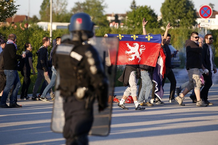 Tureccy kibice starli się z francuską policją. Fani Lyonu wbiegli na boisko
