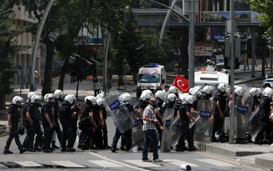 Demonstranti, okupljeni u grupama pokušali su tokom dana da se vrate i u park Gezi ali ih je policija sprečila, javlja AP.