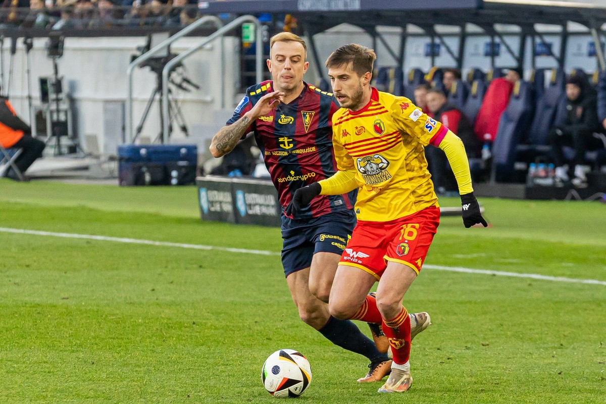 Zawodnik Pogoni Szczecin Kamil Grosicki (L) i Michal Sacek (P) z Jagiellonii Białystok podczas meczu 17. kolejki piłkarskiej Ekstraklasy,