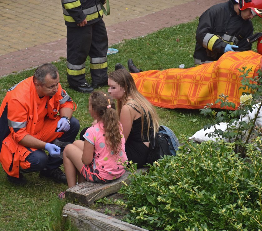 Balkon runął z dziećmi. Sześcioro nastolatków rannych