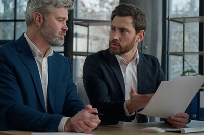 Jakie upoważnienia musi dostać kierownik powiatowego zakładu budżetowego, by podpisać umowę leasingu