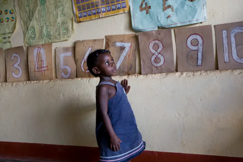 Tylko 1 na 4 dzieci rozpoczynających w Ugandzie szkołę podstawową, kontynuuje edukację aż do etapu szkoły średniej (Unicef) / Getty Images