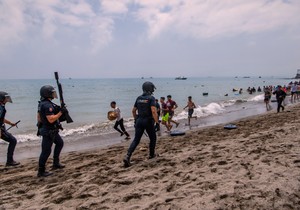 Migranti pokušavaju da pređu iz Maroka u špansku enklavu Seutu, Španija digla vojsku