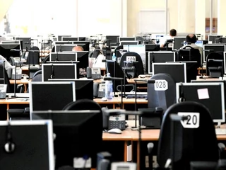 call centre outsourcing komputery biuro praca puste stanowiska pracy