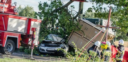 Tragiczny wypadek z udziałem ciężarówki US Army. Kontener spadł na osobówkę