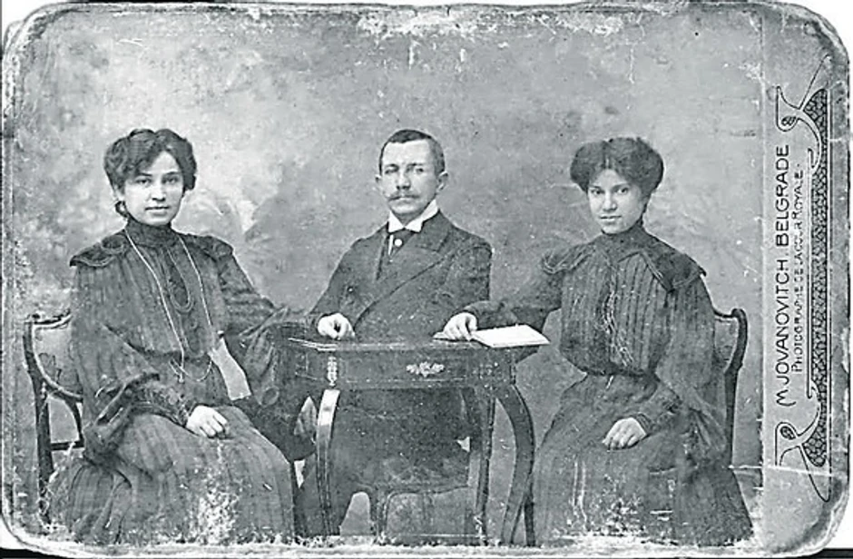 Jelisaveta sa sestrom i bratom