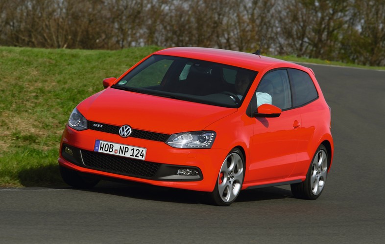 Seryjna 7-biegowa dwusprzęgłowa przekładnia DSG poza w pełni automatycznym trybem, pozwala także na manualną zmianę przełożenia - lewarkiem lub łopatkami na kierownicy