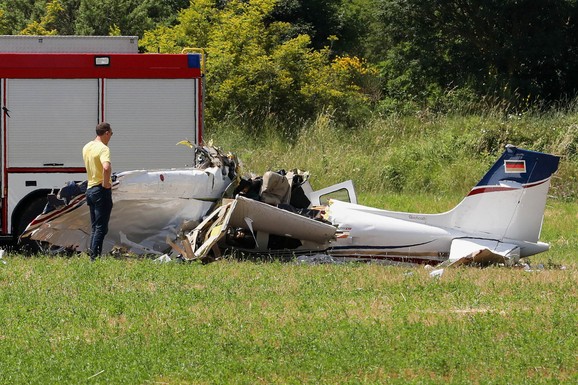 OTKRIVENO KO SU STRADALI U PADU AVIONA U HRVATSKOJ  Letelica se zabila u zemlju i prepolovila, naložena obdukcija tela poginulih