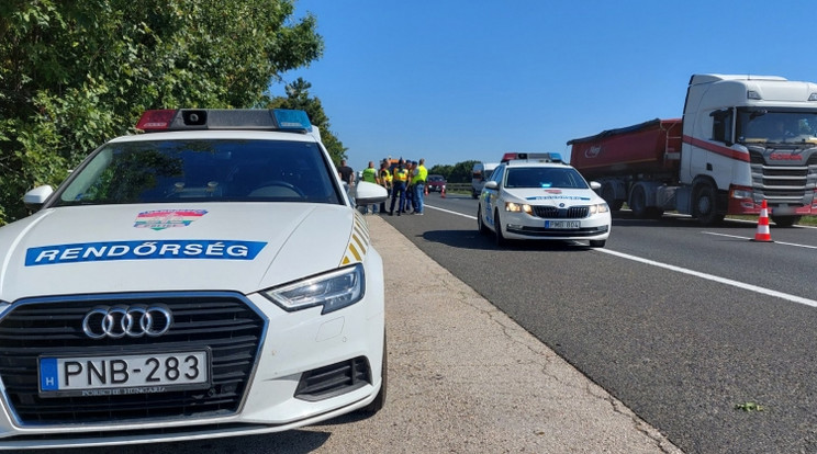 Rendőrök lepték el az M7-es autópálya Fejér vármegyei szakaszát/Fotó: police.hu