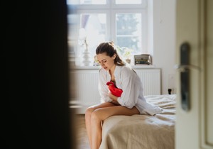 Pojava tamnih ugrušaka tokom menstruacije može biti normalna, ali i znak hroničnih ginekoloških oboljenja kao što je endometrioza