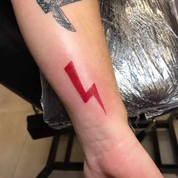 Przenikanie robi za darmo tatuaże z błyskawicą Strajku Kobiet