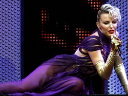 PJ Harvey zagra, a Kylie będzie latać