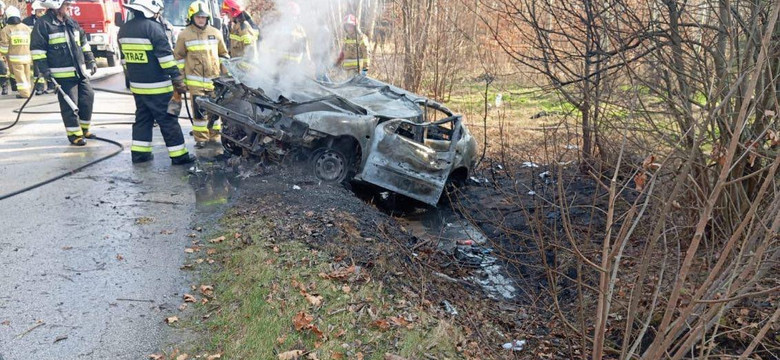 Pożar samochodu osobowego w Bosowicach. Śmigłowiec LPR na miejscu