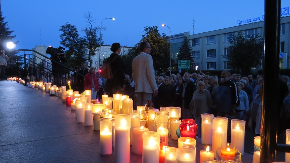 Białostoczanie zapalili znicze przed sądem