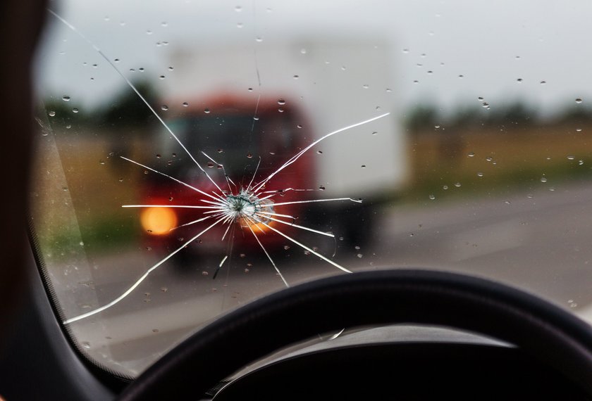 W czwartek pod Opolem grad był tak silny, że rozbił szybę w samochodzie