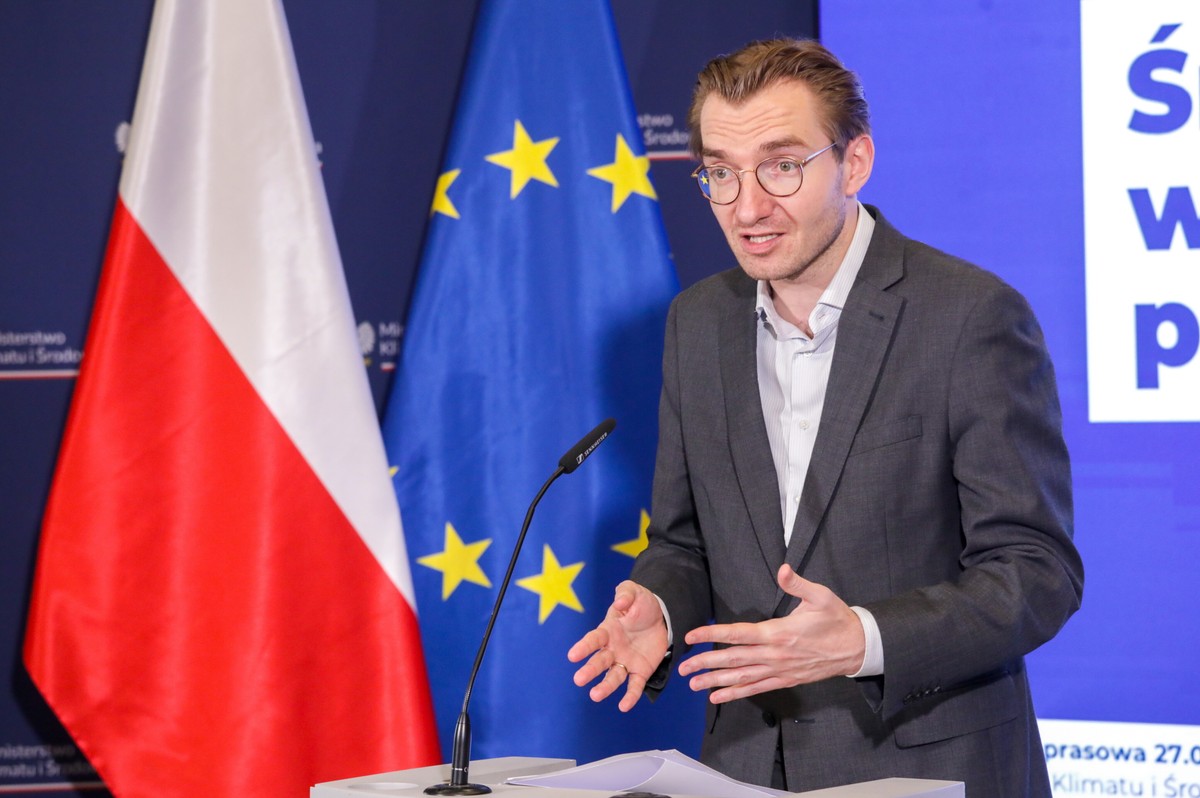 Sekretarz stanu w Ministerstwie Funduszy i Polityki Regionalnej Jan Szyszko na konferencji prasowej mówi przez mikrofon.