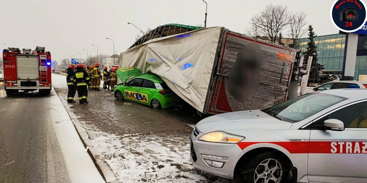 Burze śnieżne w Warszawie. Nawałnica przewróciła ciężarówki.