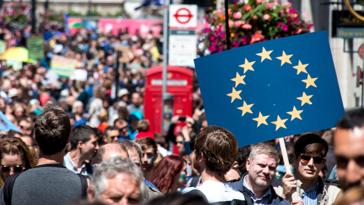 Prominentni zwolennicy wyjścia Wielkiej Brytanii z UE są oburzeni po tym, jak zobaczyli tysiące flag UE powiewających podczas wykonania patriotycznej piosenki "Rule, Britannia!" na transmitowanym przez telewizję koncercie w Londynie.
