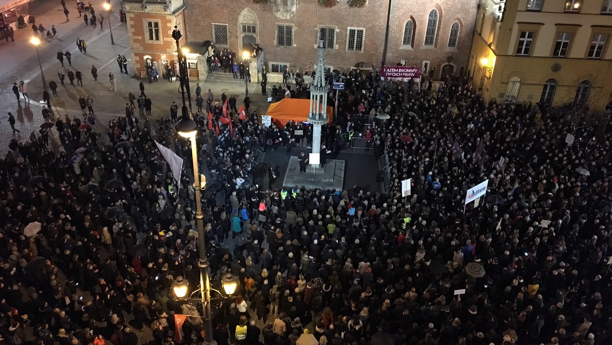 W środę pod Pręgierzem na wrocławskim Rynku odbędzie się protest ws. odrzucenia przez Sejm obywatelskiego projektu "Ratujmy Kobiety," łagodzącego przepisy aborcyjne i skierowania do dalszych prac w komisji projektu "Zatrzymaj aborcję" zaostrzającego przepisy. Początek demonstracji pod hasłem "Deja vu!" rozpocznie się o godz. 18.