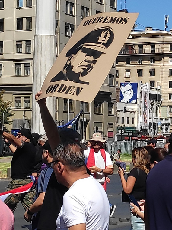 Demonstracja zwolenników Augusto Pinocheta w Santiago de Chile, maj 2023 r. Na plakacie napis: "Chcemy porządku"