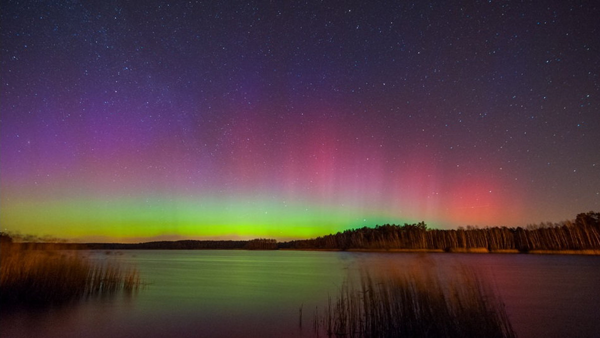 Na dzisiejszym nocnym niebie zagości, możliwe, że nawet w Polsce, zorza polarna. Wszystko dlatego, że w Ziemię uderzy burza geomagnetyczna, będąca następstwem wzmożonej aktywności Słońca - podaje "Gazeta Wyborcza".