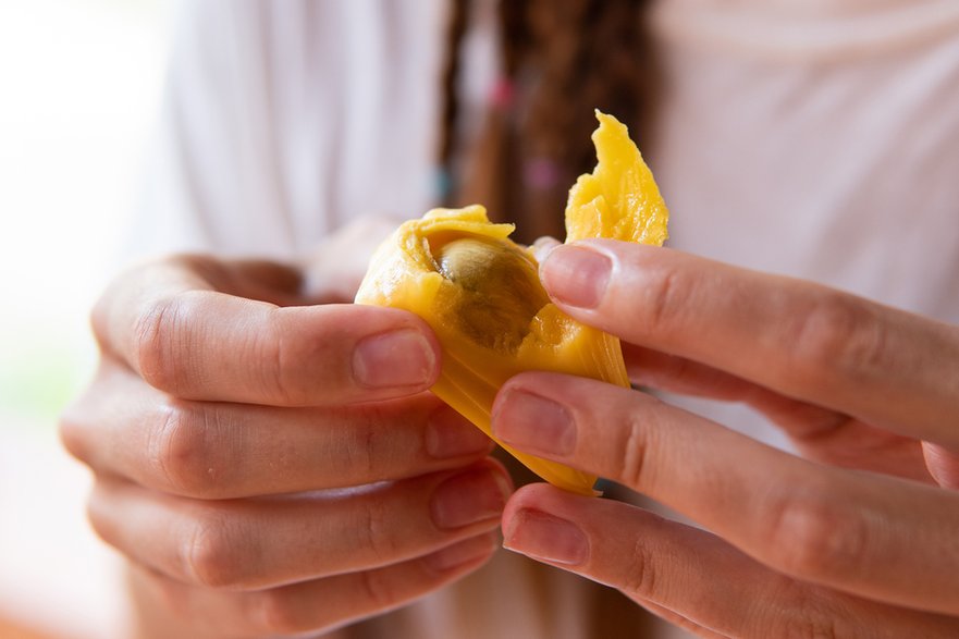 Dżakfrut o żółtej barwie ma charakterystyczny owocowy aromat i słodki egzotyczny smak