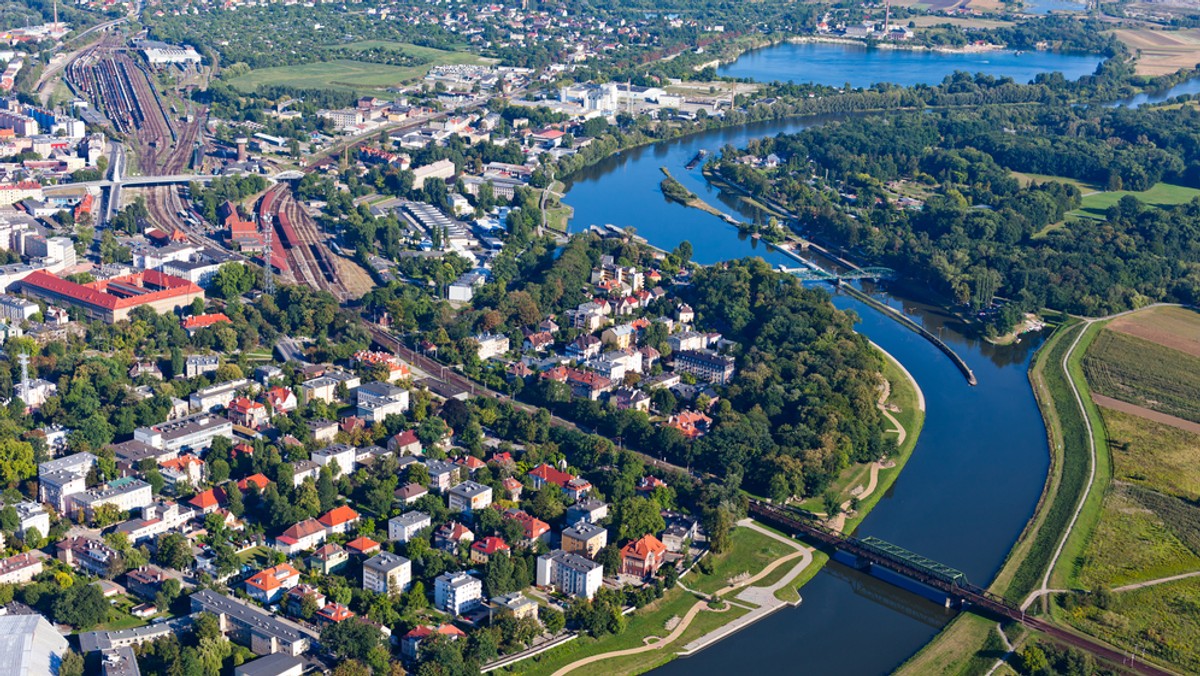 Plan prezydenta Opola Arkadiusza Wiśniewskiego na rozszerzenie miasta wzbudził skrajne reakcje - donosi "Nowa Trybuna Opolska". Jak podkreśla gazeta, znawcy gospodarki przestrzennej są za, szefowie gmin przeciw.