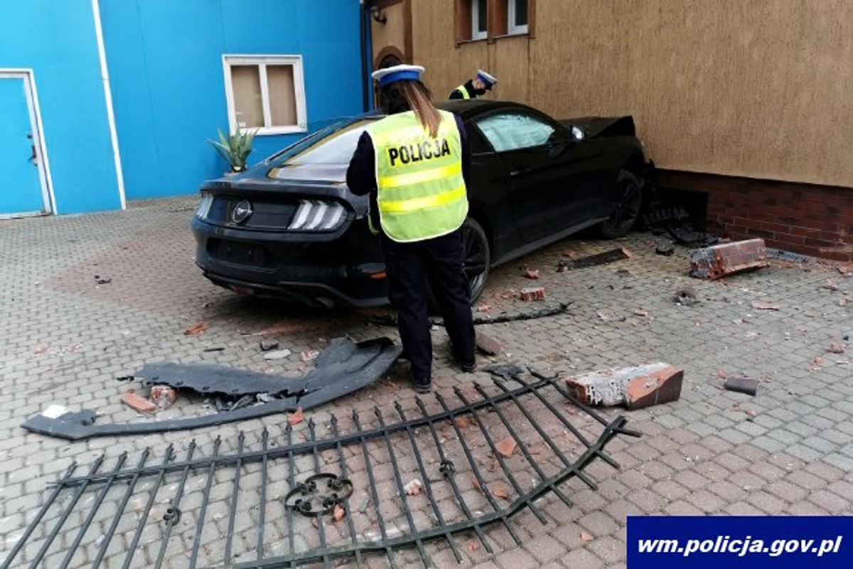 Rozbity Ford Mustang
