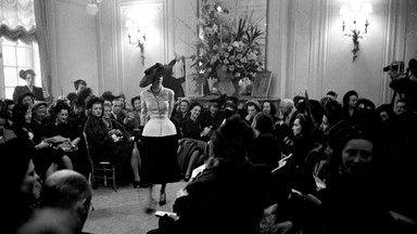 Jak wyglądał pierwszy pokaz Diora? "Publiczność oniemiała z zachwytu" [FRAGMENT KSIĄŻKI]