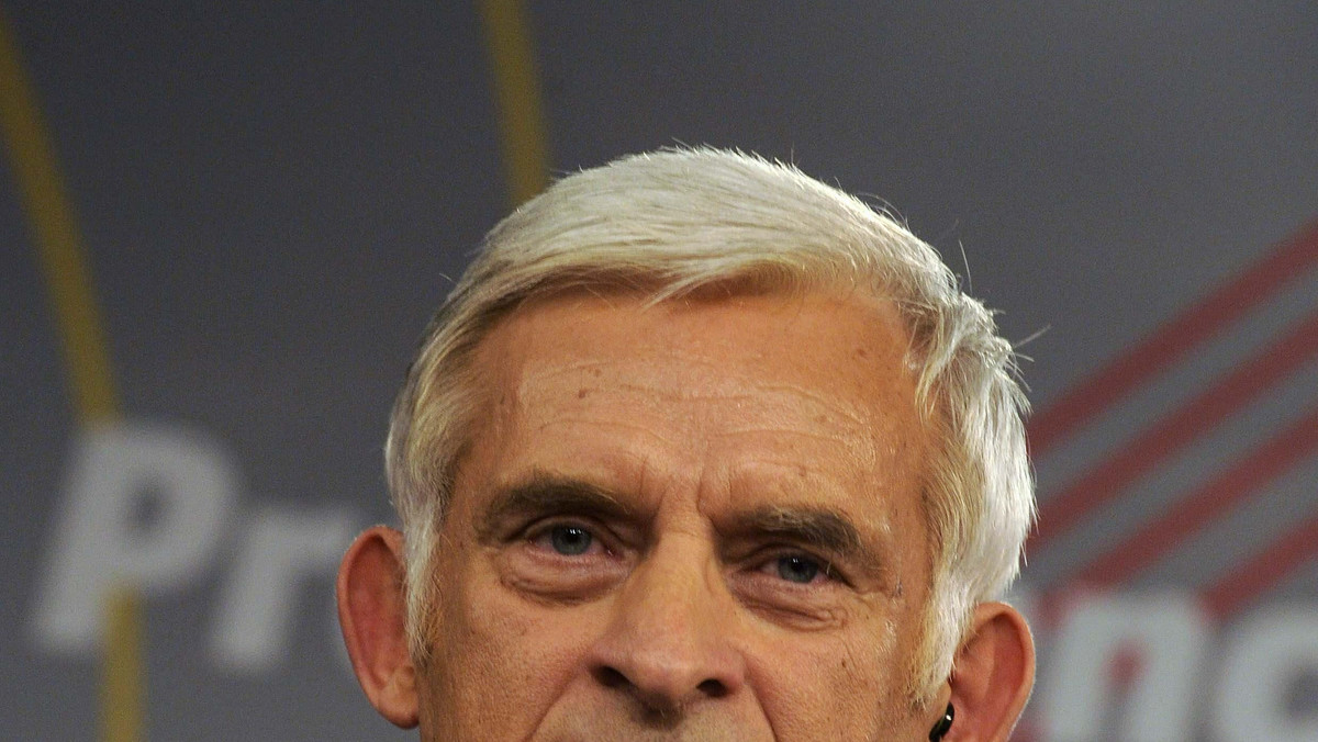 Przewodniczący Parlamentu Europejskiego Jerzy Buzek powiedział dzisiaj, że PE nie ma możliwości zajęcia się na forum plenarnym śledztwem ws. katastrofy smoleńskiej.