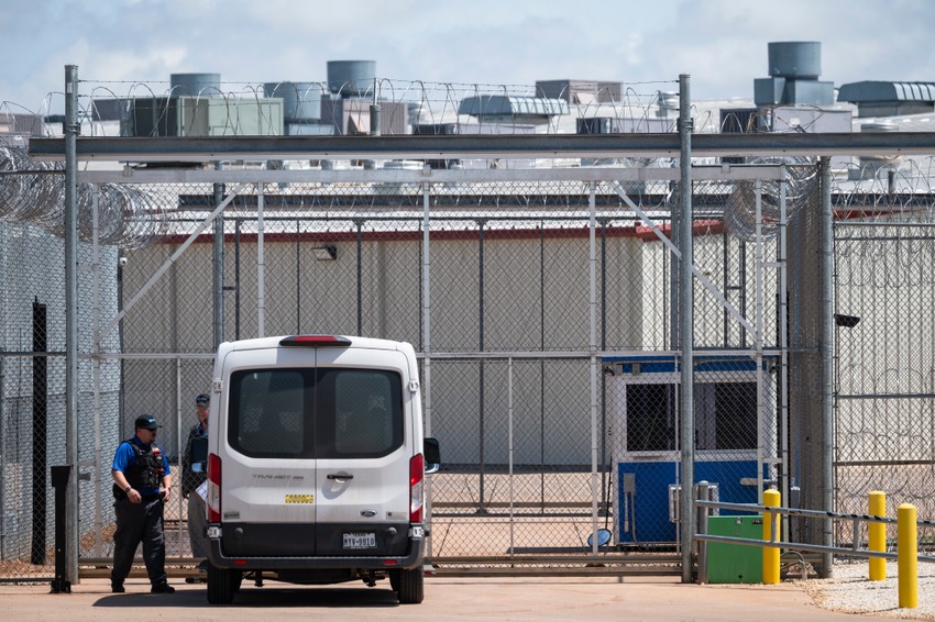 Kombi sa uhapšenim migrantima stiže u ICE-ov pritvorni centar u Teksasu 24. aprila