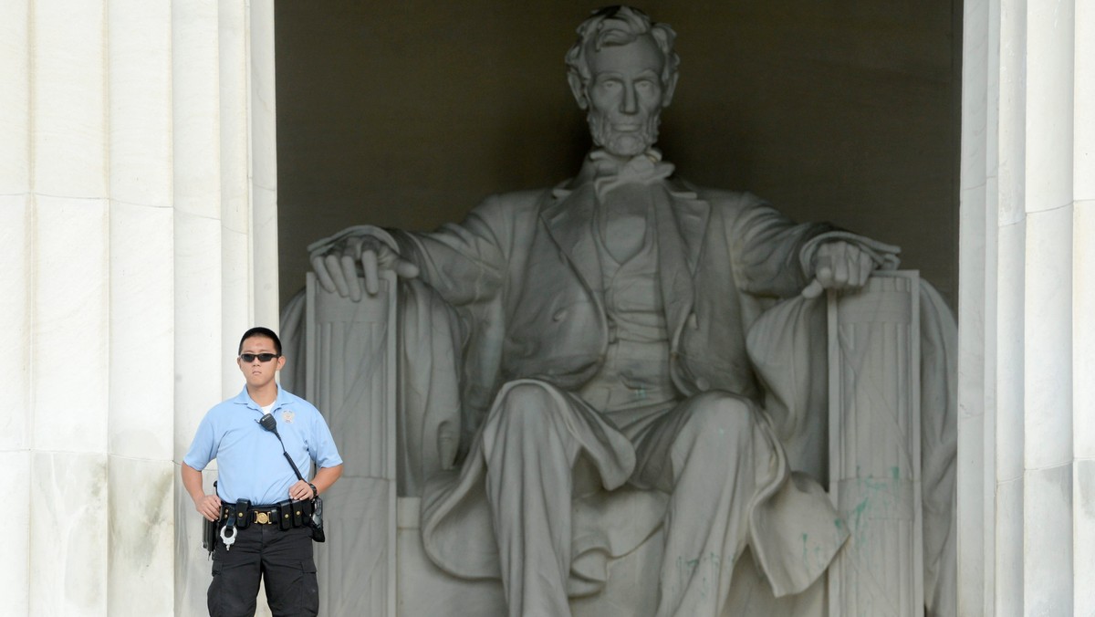 Pomnik amerykańskiego prezydenta Abrahama Lincolna w Waszyngtonie, jeden z najbardziej znanych zabytków stolicy USA, został tymczasowo zamknięty w piątek, gdy odkryto, że posąg Lincolna został ochlapany zieloną farbą.