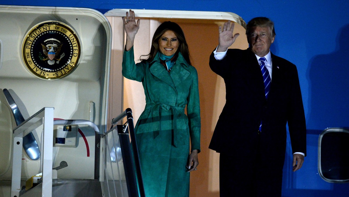 Melania i Donald Trumpowie po wylądowaniu w Warszawie