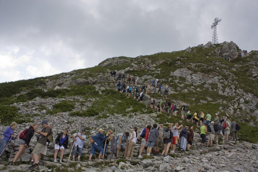 Tak wygląda codziennie kolejka do wejścia na Giewont. Ofiar mogło być więcej?