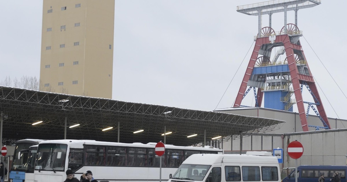Cud w kopalni. Ratownicy ocalili życie górnika przysypanego przez skały. Wiemy, jak przeżył zawał