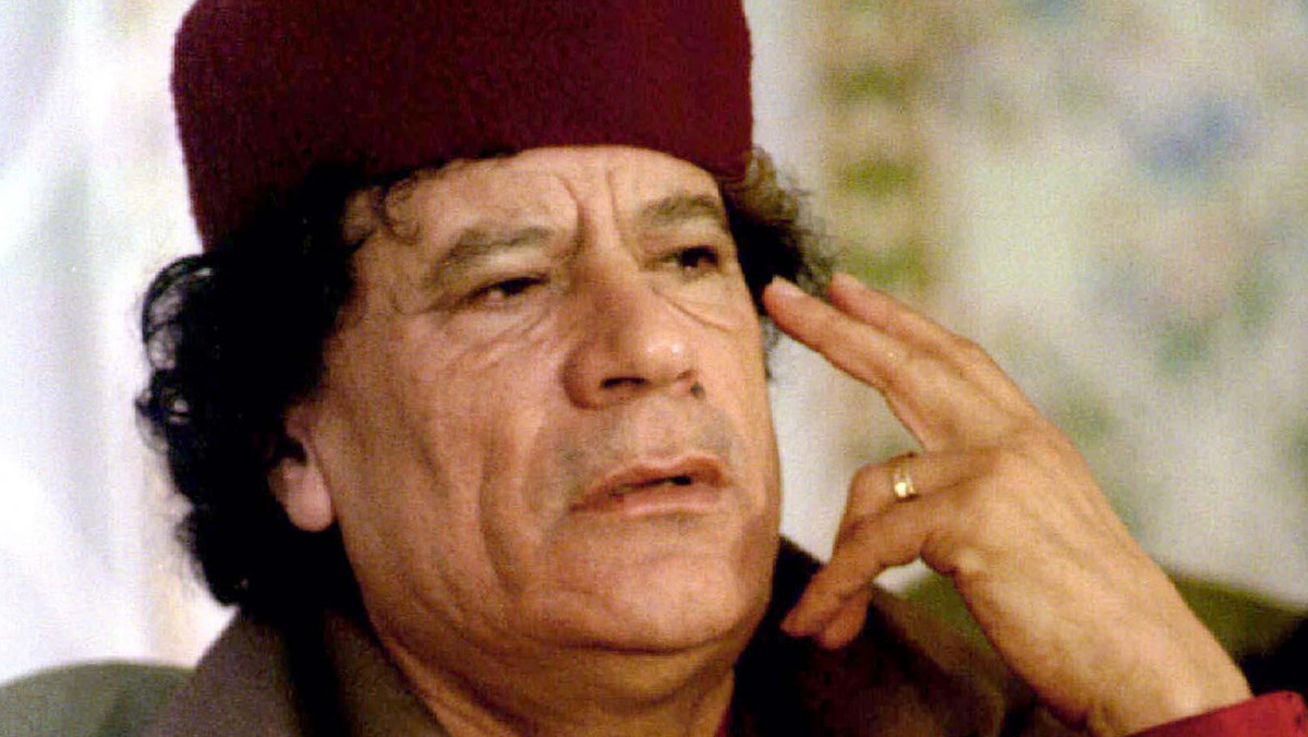 Muammar Kaddafi dołączył do grona potężnych postaci światowej polityki, które walczyły z USA i przegrały; wciąż są jednak na świecie wrogowie Stanów Zjednoczonych - napisała agencja AP.