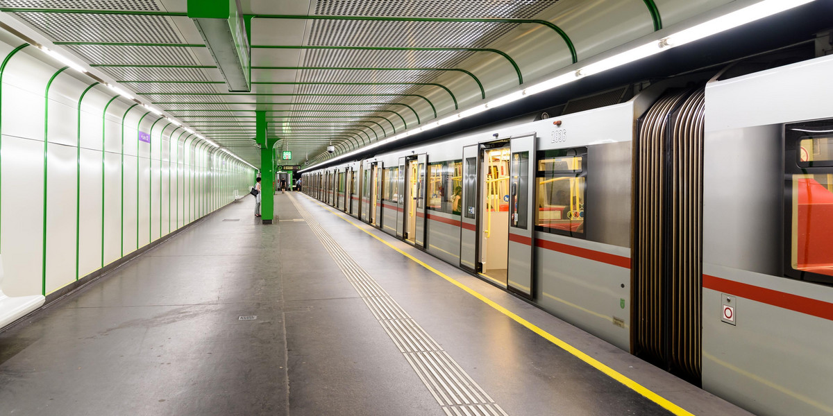 Alarm bombowy na stacji metra Reumannplatz