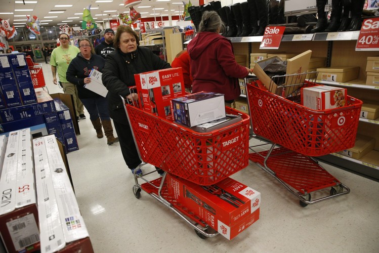 Niektórzy sprzedawcy respektując tradycję czekają do piątkowego poranka. Handlowcy spodziewają się w tym roku rekordowej sprzedaży. Obecnie największą popularnością cieszą się telewizory, tablety, konsole do gier, inteligentne zegarki oraz odzież. <br><br> USA. EPA / ANDREW GOMBERT DOSTAWCA: PAP / EPA.