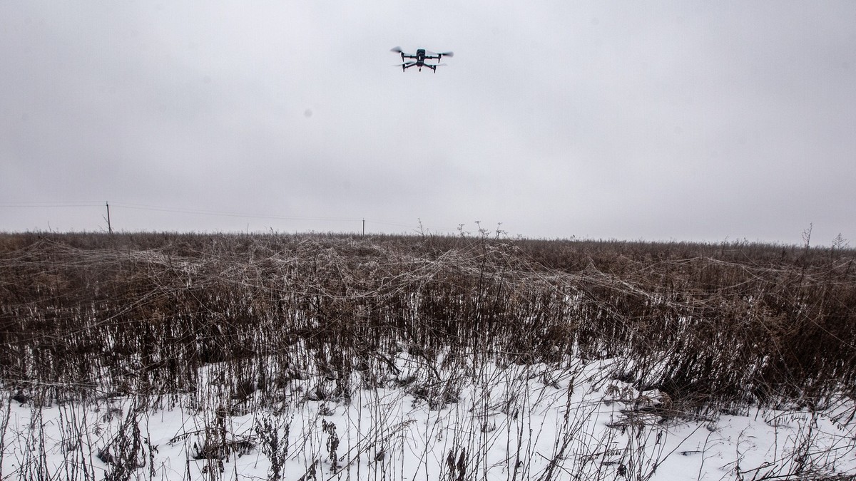 Ukrajinski izviđački dron na polju punom optičkih kablova za dronove na Sumskom frontu